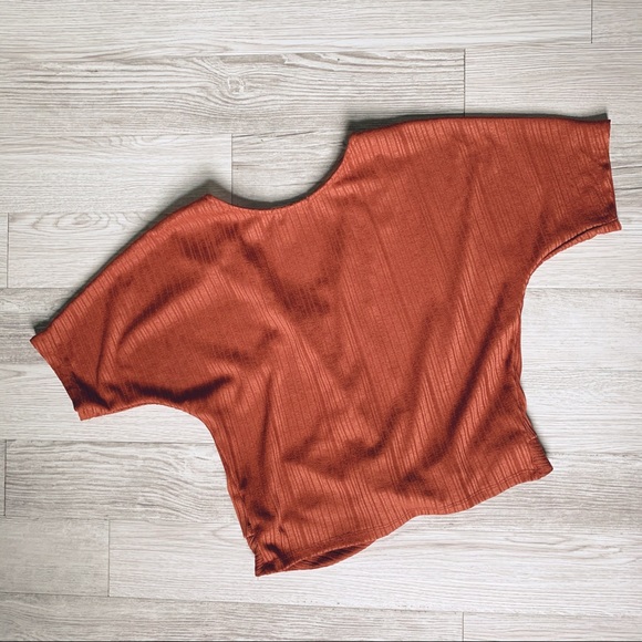 Emerette Short Sleeve Twist Front Crop Top - Picture 3 of 7